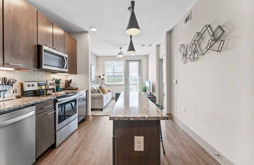 Montopolis Apartment | Chic 1BR king suite close to Downtown w/fast WiFi