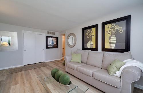 Kettering Apartment | Chic 1br Retreat Prime Location & Mod