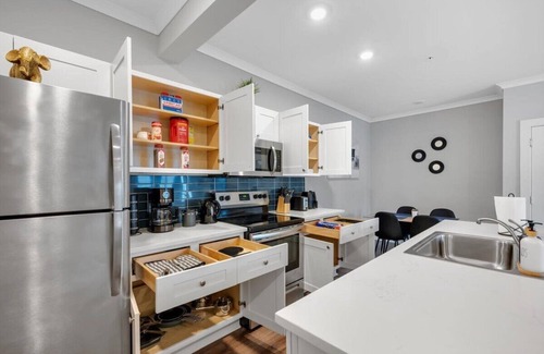 Port Wentworth Apartment | Chic 2-bedroom apartment with AC, fitness room, pool - A