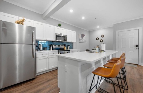 Port Wentworth Apartment | Chic 2-bedroom Stay with AC, fitness room, pool, WiFi - E