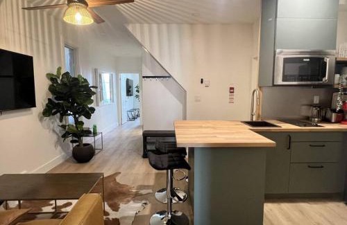 Garden District Apartment | Chic 2 Bedroom with Parking