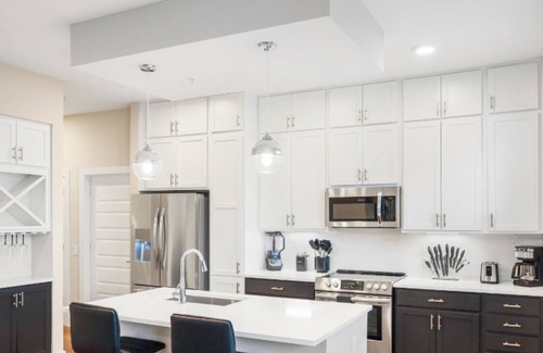 Charlotte Center City Apartment | Chic 2BR High-Rise Hot Tub, Gym, & Rooftop Views