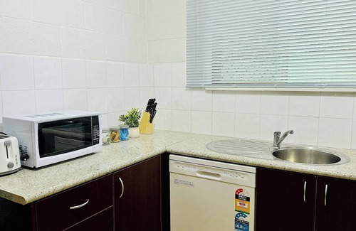 South Albury House | Chic 2BR South Side Getaway Near Albury CBD