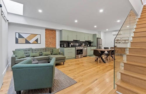 The Danforth Apartment | Chic 2BR Top-Floor Retreat w/Rooftop Near Subway
