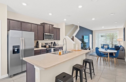 Arlington House | Chic 2BR Townhome close to Downtown and Beaches
