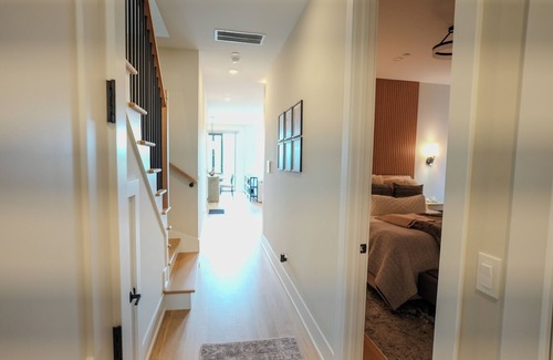 Lakeview Condo | Chic 3-Bedroom Condo in Lakeview Central. Private Rooftop, City & Ballpark Views