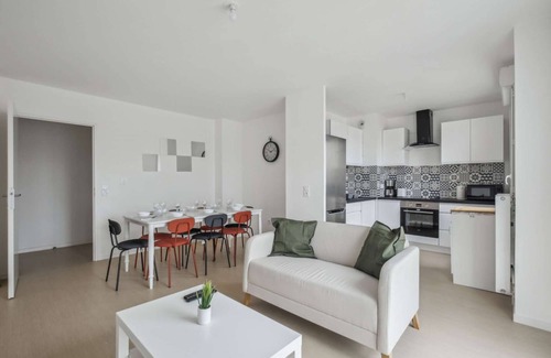 Cergy Apartment | Chic and spacious apart with parking