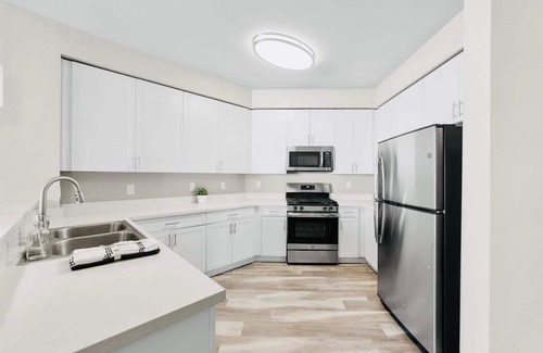 Sparks Apartment | Chic Apt. w/Jacuzzi, Pool, Nr Casino & Shopping