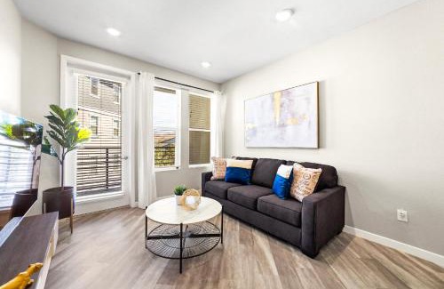 Sparks Apartment | Chic Apt with Jacuzzi, Pool Nr Casino & Shopping