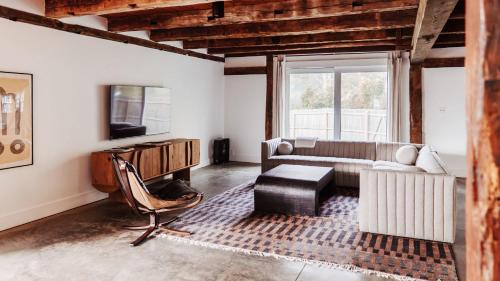 Germantown House | Chic Barn House with Pool