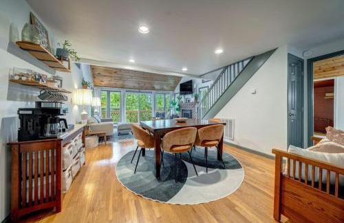 The Woods House | Chic Cabin with 3 Kings Privacy & Pool Access