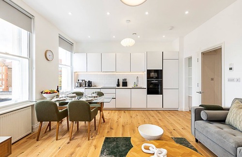 Redcliffe Apartment | Chic Chelsea Retreat: Bright Space & Balcony Bliss