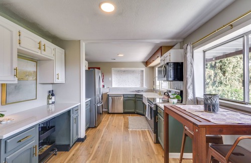 Columbia City Apartment | Chic Columbia City Vacation Rental w/Kayaks!