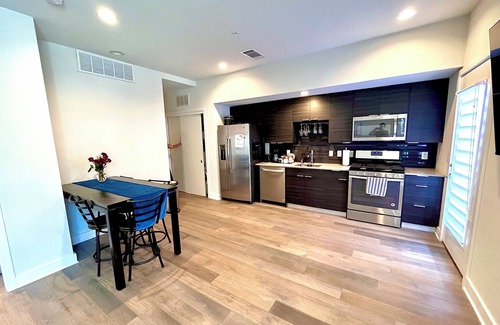 East Cesar Chavez Condo | Chic Condo Trendy Eastside Early Check-In!