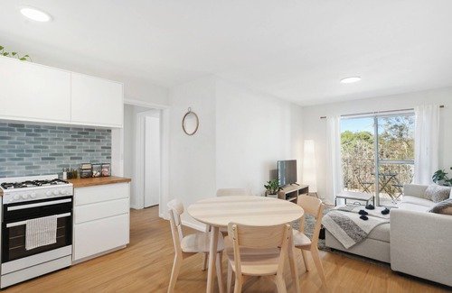 Karrinyup Apartment | Chic Cozy 2 Bedroom Apartment Near Beach