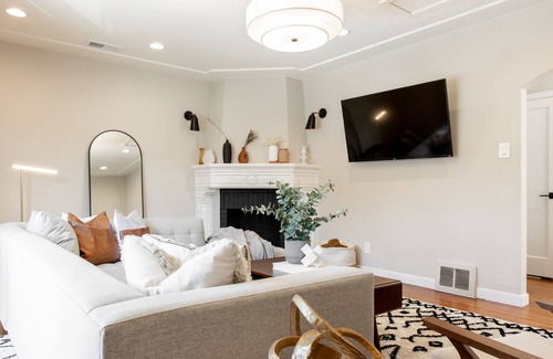 Downtown House | CHIC DESIGNS NEWLY REMODELED 4B/3BA