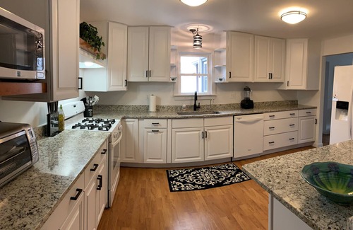Middlebury House | CHIC DOWNTOWN COTTAGE ★UBER WALKABLE ★HOT TUB ★PET FRIENDLY