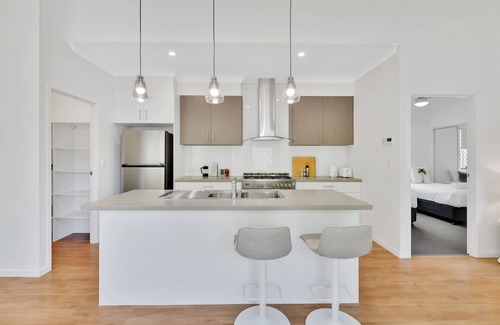 Scarborough House | Chic Family Friendly 4BR Retreat Near Redcliffe