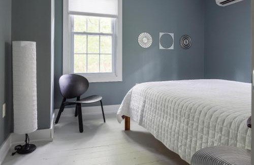 West Saugerties House | Chic Farmhouse Woodstock Saugerties Skiing HITS