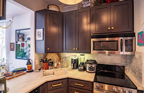 Dupont Circle Condo | Chic Global Condo- Indoor Fireplace- Pet-Friendly
