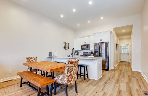 Shelby Park House | Chic Home|2 King Beds|Prime Location|Sleeps 9