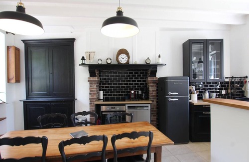 Sainte-Marie-du-Mont Cottage | Chic house at D-Day heart, private garden, Wifi, linens included