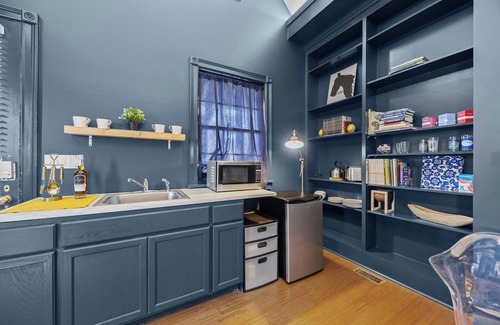 Cherokee Triangle Apartment | Chic Lou Studio | Cozy King Bed + Prime Location!