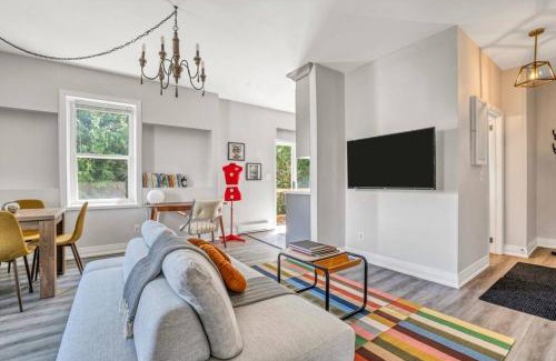 Peterborough Apartment | Chic Mid-Century Flat Downtown