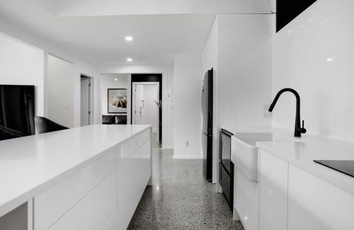Manukau City Apartment | Chic Modern 2BR Heart of Manukau