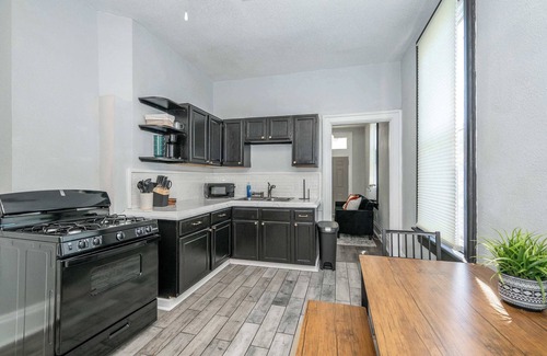 Walnut Hills Apartment | Chic, Modern Gem with Style