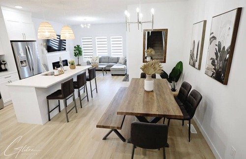 Southwest Edmonton House | Chic Modern Home|King Bed|Fireplace|Disney+