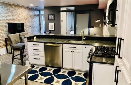 Logan Circle Apartment | Chic Modern Retreat With Complimentary Parking