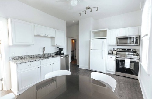 Yachting Village Apartment | CHIC on Thames St Deck & free parking