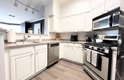 Ballston Apartment | Chic Penthouse Ballston King Bed