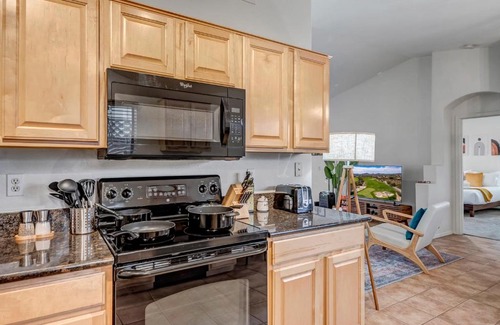 Desert Ridge House | Chic Poolside Oasis - Karaoke - BBQ - Games