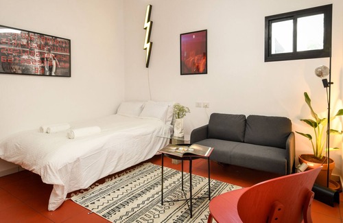 Haifa Apartment | Chic Red Studio near Talpiot Market
