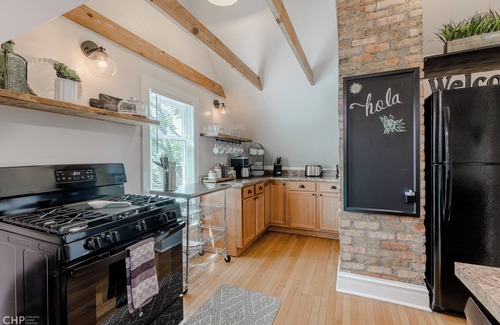 Oak Park Apartment | Chic Retreat, 2 Queen Beds, FREE PARKING, Walk to Train
