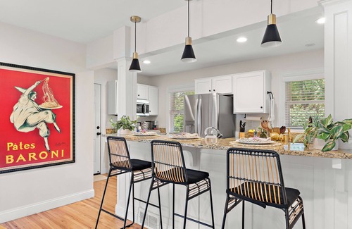 Plymouth House | "Chic Retreat" w/Home Office & Gym by Roxy Rentals