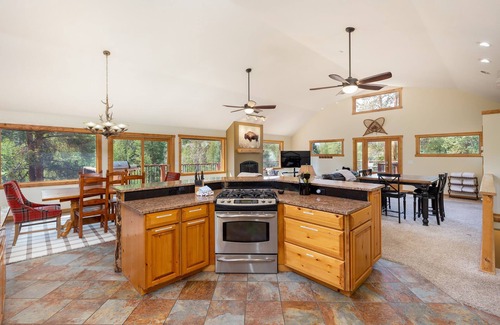 Keystone House | CHIC SKI CABIN, Breathtaking Views, Sleeps 15, Hot Tub, Ski Lift bus included