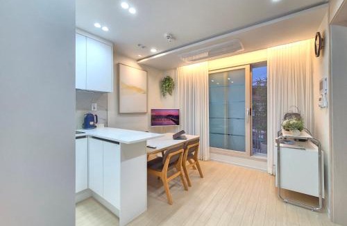 Hapjeong-dong Apartment | Chic Stay 홍대 합정 신촌 # 최대8인 # 신축 엘리베이터 # 무료짐보관 # 무료주차