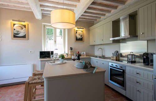 Pietraia House | Chic Tuscan Stay with Steam