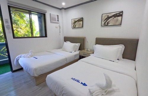 Coron Hotel | Chic Twin Room in Coron Hotel with Breakfast and Pool
