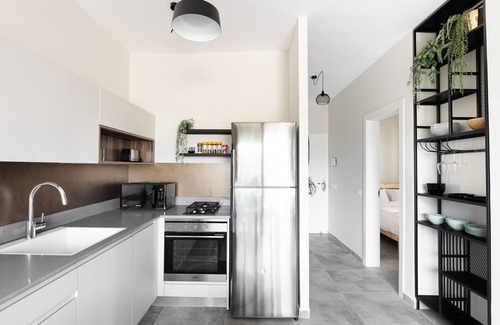 Florentin Apartment | Chic Urban Getaway with Balcony & Mamad by Sea N Rent