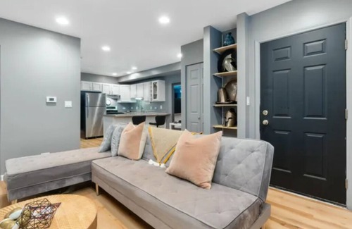 Tri-Taylor Condo | Chicago 1BR Condo w Free Gated Parking & Highspeed Internet