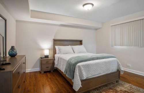 West Ridge Apartment | Chicago Charm