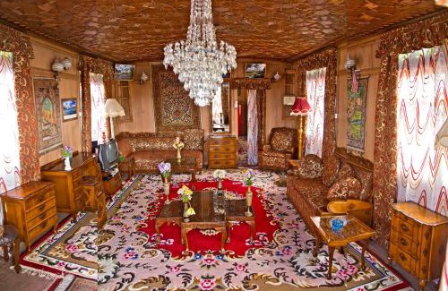 Dal Lake Boat Rental | Chicago Group of Houseboats