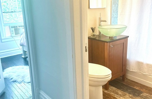 Wilmette Apartment | Chicago North Shore Close to NWU + Downtown + Beach + Restaurants + Train
