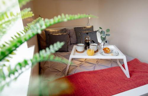 Higham Ferrers Apartment | Chichele House, sleeps 8, Nr Rushden Lakes, allocated parking, corporate welcome