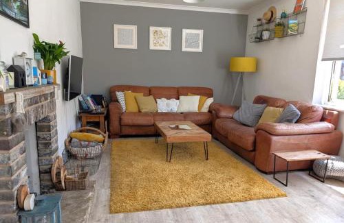 Chichester House | Chichester House I Garden with Hot Tub I Free Parking I Nearby Beaches I Chichester Holiday Properties