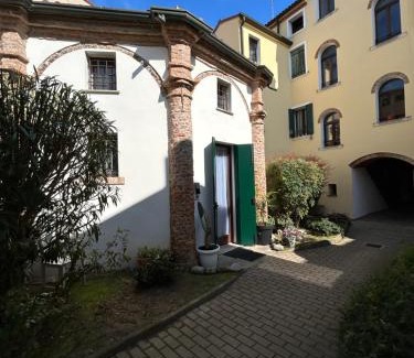 Rovigo Apartment | Chiesetta abside ex seminario -jvapartmentRovigo